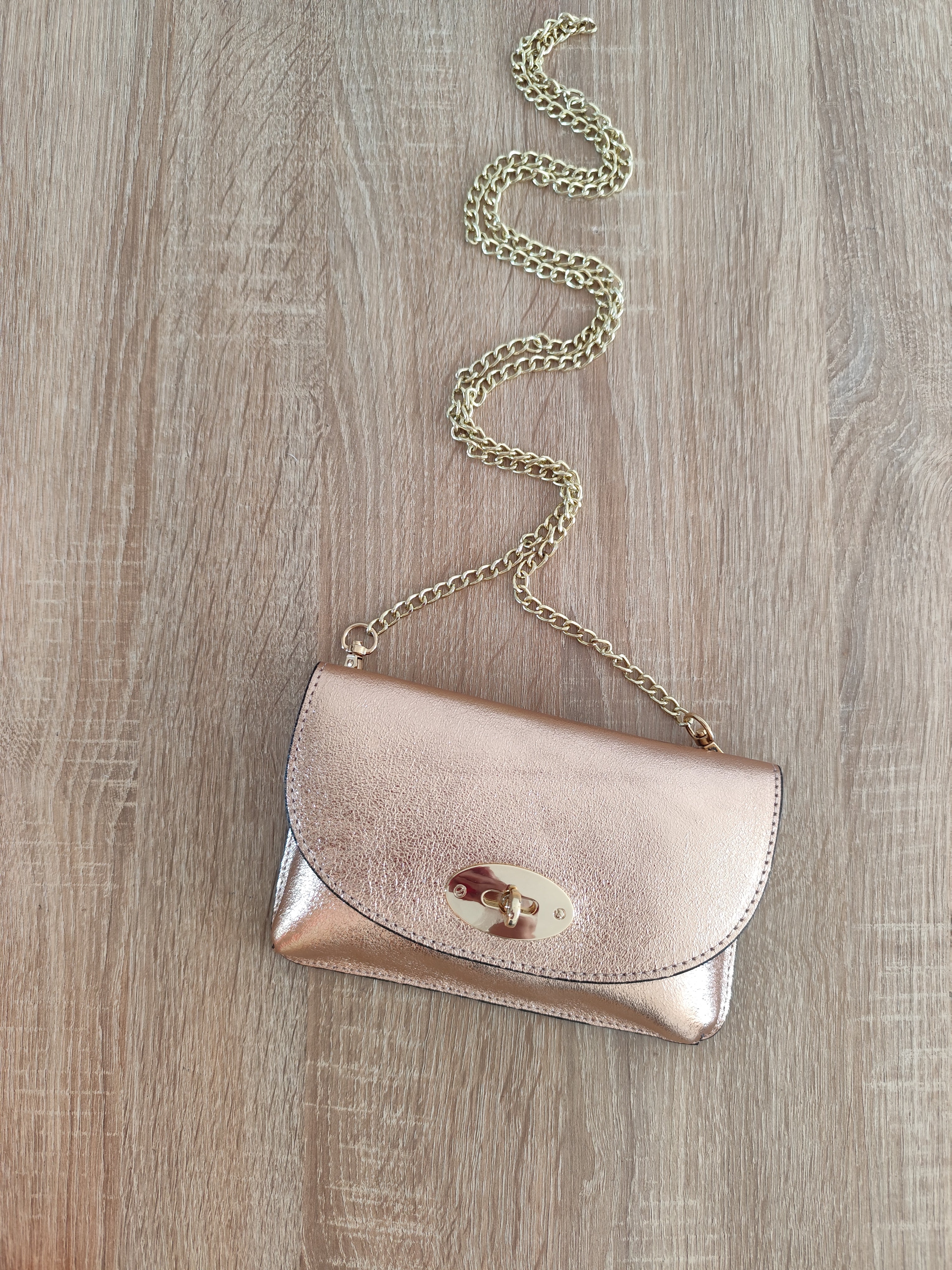 Sac bandoulière en cuir métallisé pour femme avec chaîne dorée, modèle Positano 18 × 11 cm, disponible en plusieurs coloris.