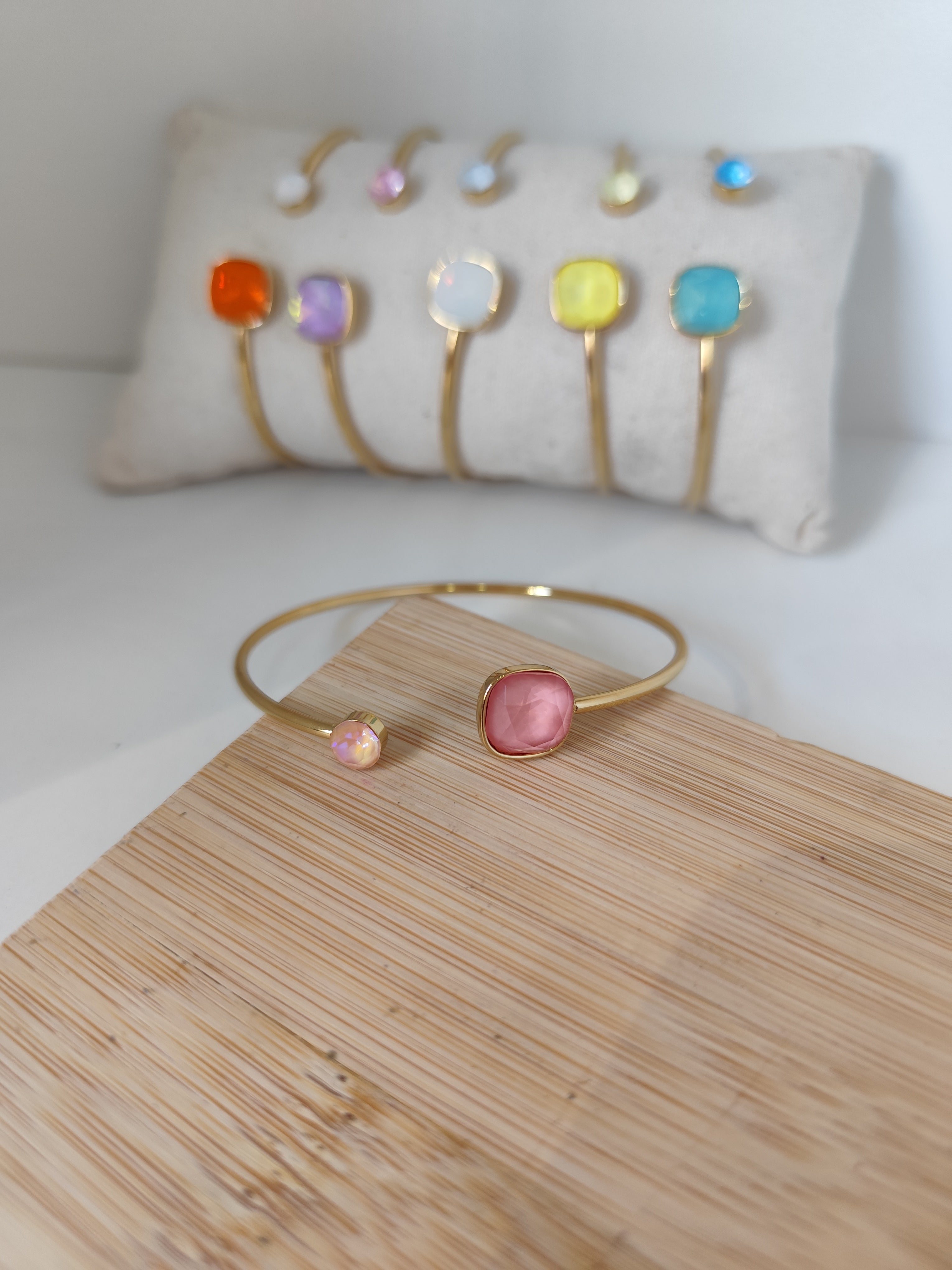 Bracelet jonc doré en acier inoxydable avec pierre carrée colorée ajustable pour femme.