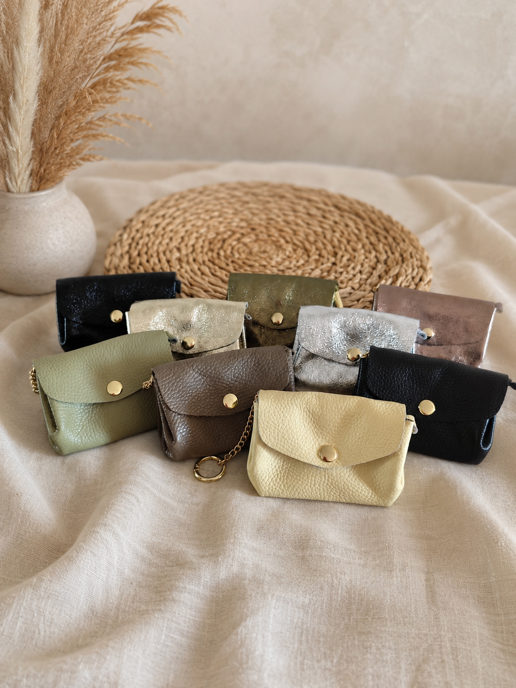 Porte-monnaie Taormina en cuir disponibles en plusieurs coloris avec fermeture pression et porte-clés.