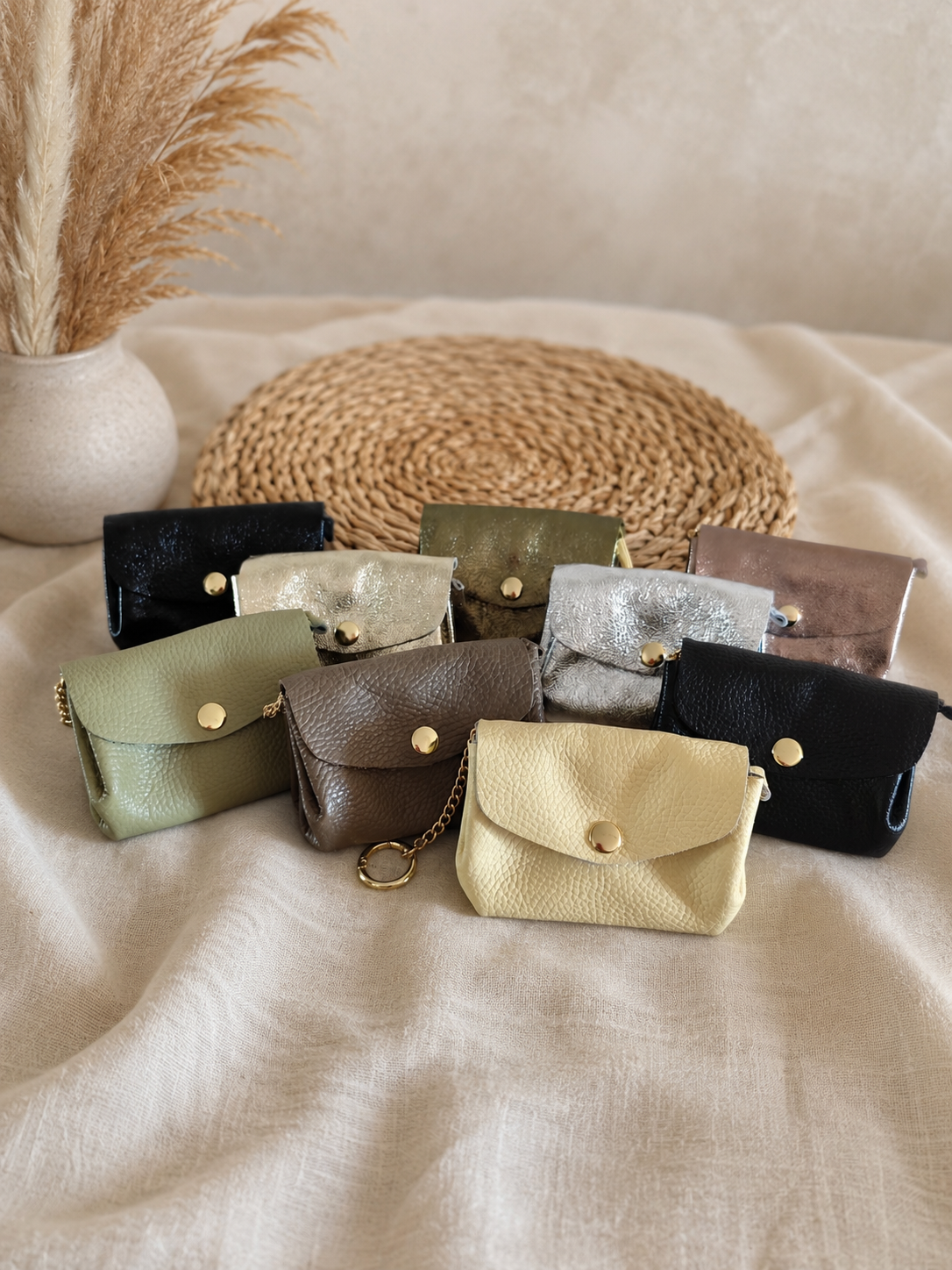 Porte-monnaie Taormina en cuir disponibles en plusieurs coloris avec fermeture pression et porte-clés.