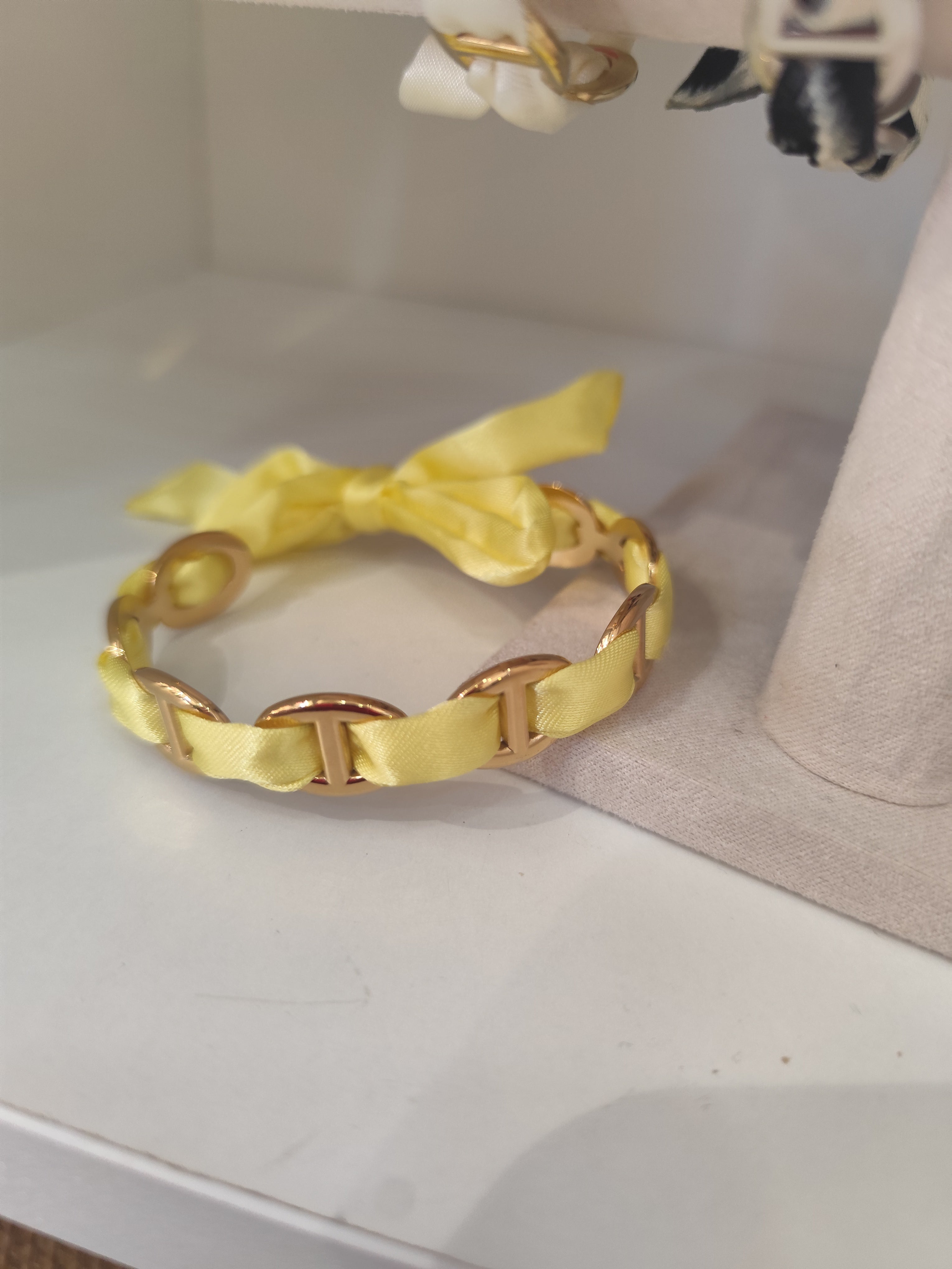 Bracelet Altea – Bracelet ruban satiné à maillons dorés ajustable