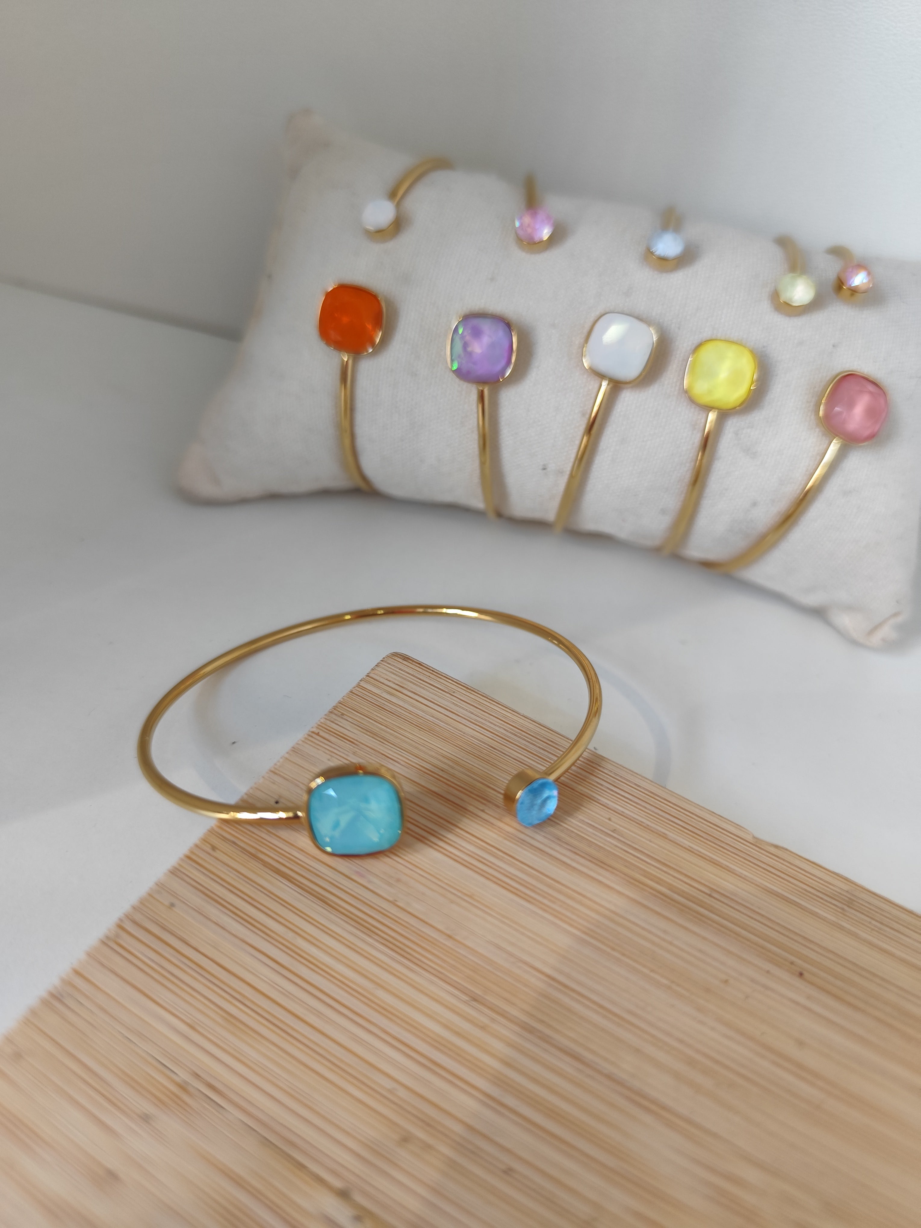 Bracelet jonc doré en acier inoxydable avec pierre carrée colorée ajustable pour femme.
