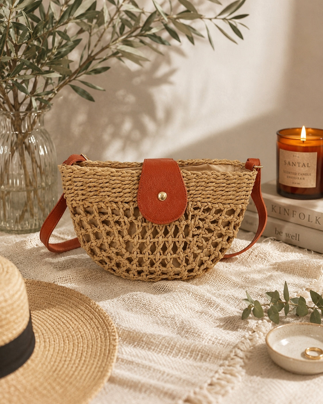 Sac bandoulière Rovinj en raphia ajouré naturel avec détails camel et bandoulière réglable