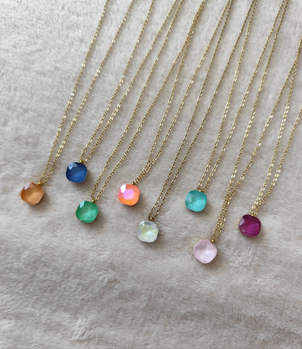 Collier Nerja – Pendentif pierre facettée colorée sur chaîne dorée en acier inoxydable