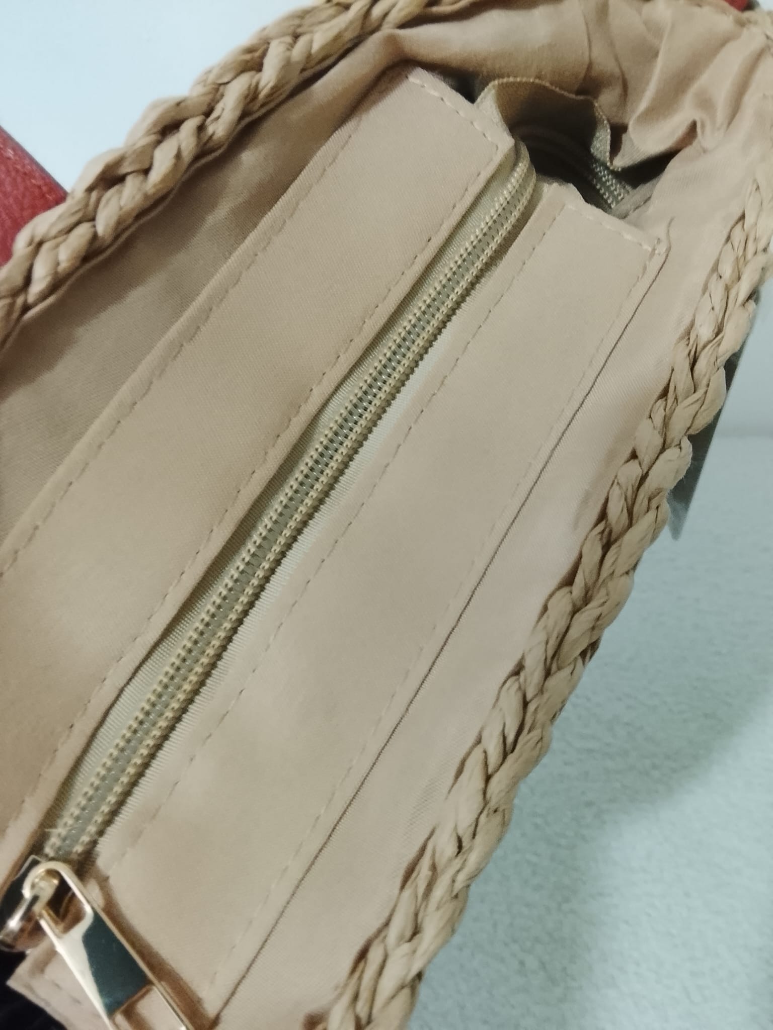 Sac bandoulière Rovinj en raphia ajouré naturel avec détails camel et bandoulière réglable