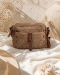 Sac bandoulière Calvi en raphia écru avec détails marron et clous décoratifs