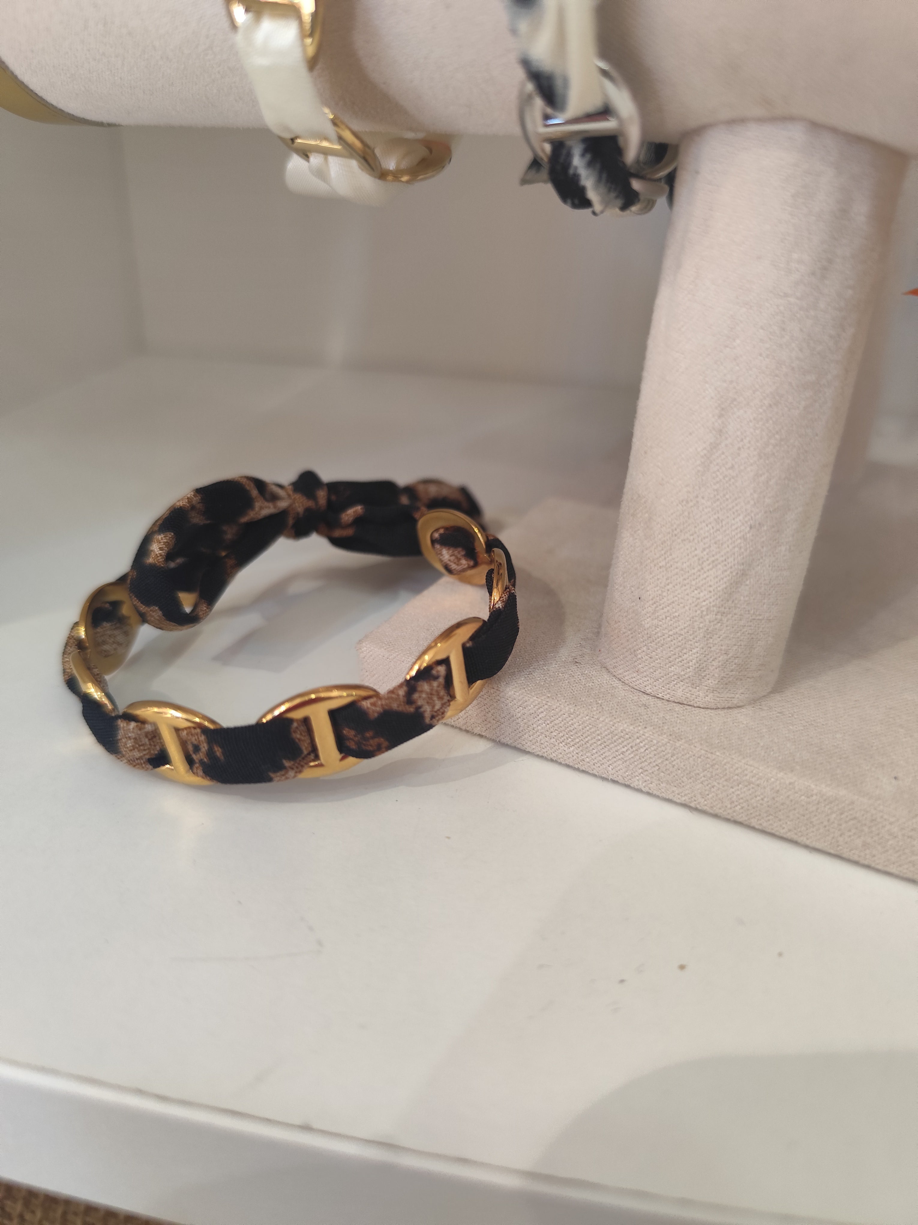 Bracelet Altea – Bracelet ruban satiné à maillons dorés ajustable