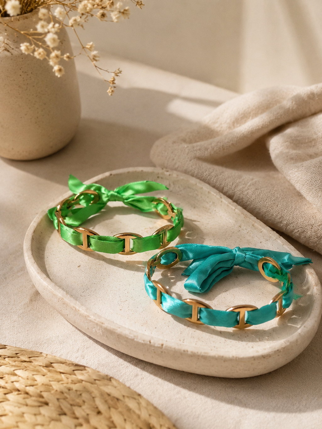 Bracelet Altea en ruban satiné coloré avec maillons dorés, bijou femme ajustable élégant et tendance.