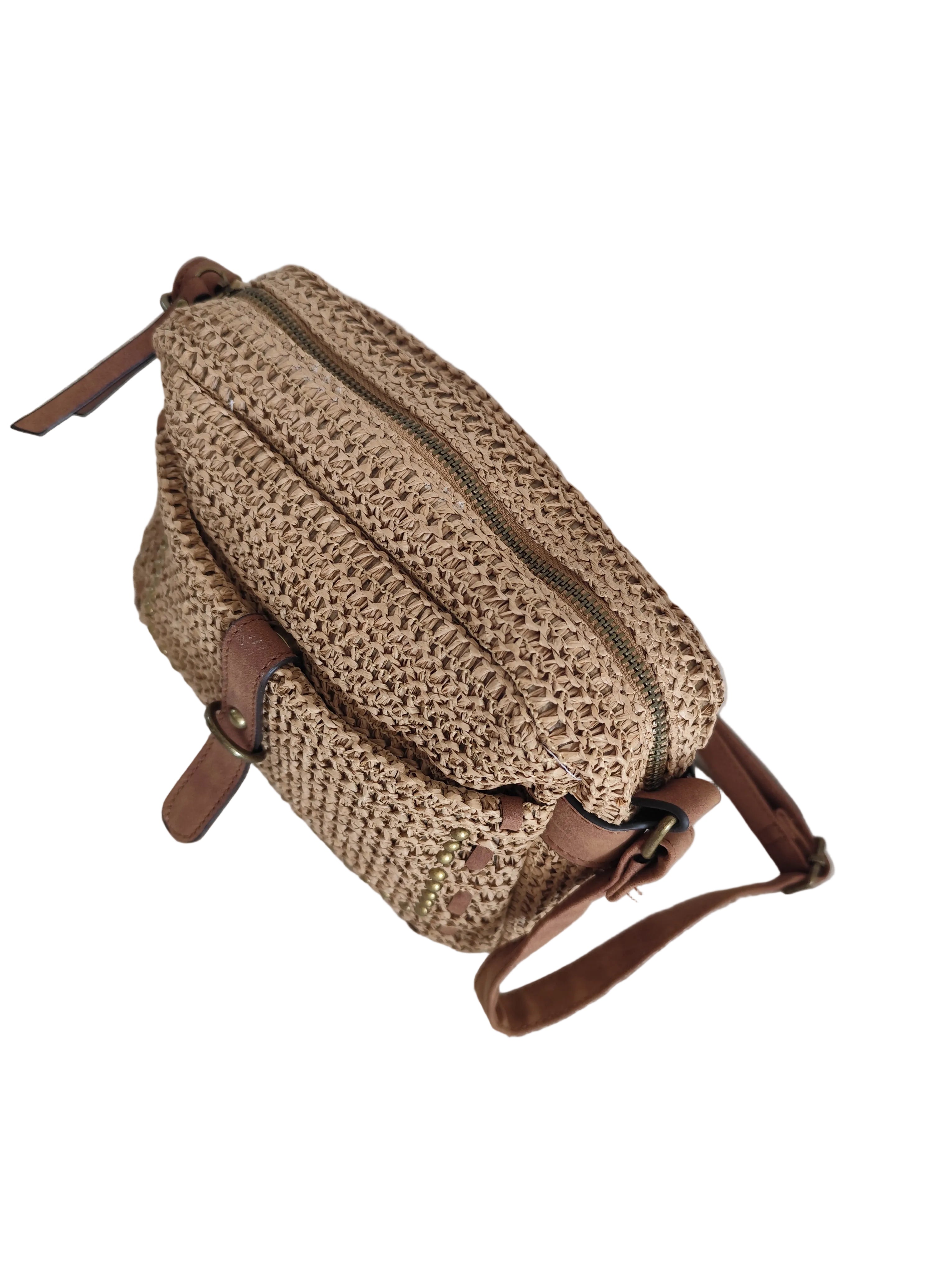 Sac bandoulière Calvi en raphia écru avec détails marron et clous décoratifs