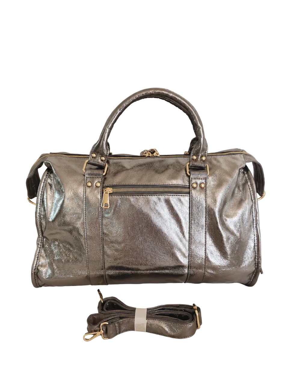Sac de voyage en cuir métallisé doré avec finitions dorées, design structuré et bandoulière assortie