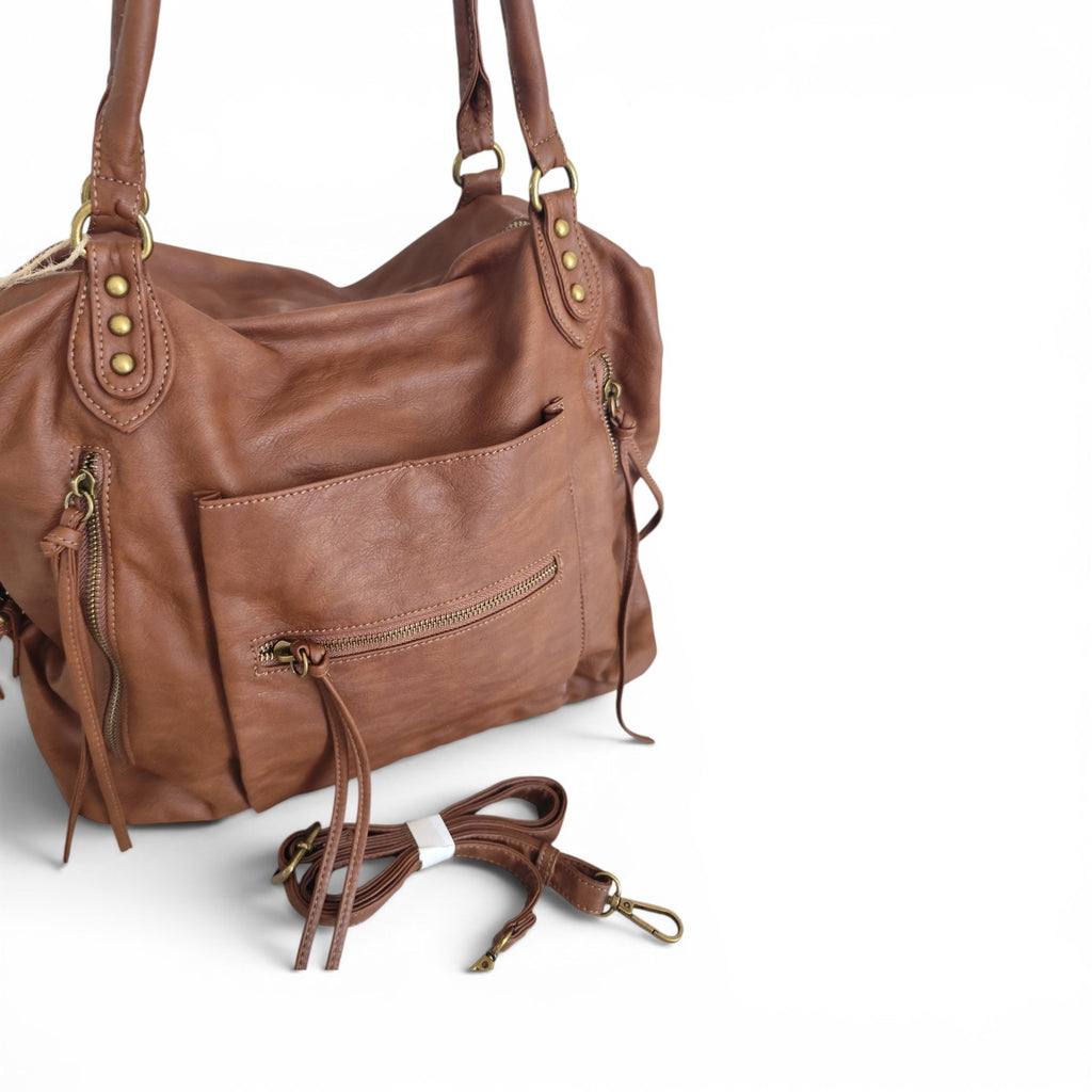 Sac cabas femme Matera camel 38 × 32 × 13 cm en cuir synthétique souple avec bandoulière amovible et multiples poches.