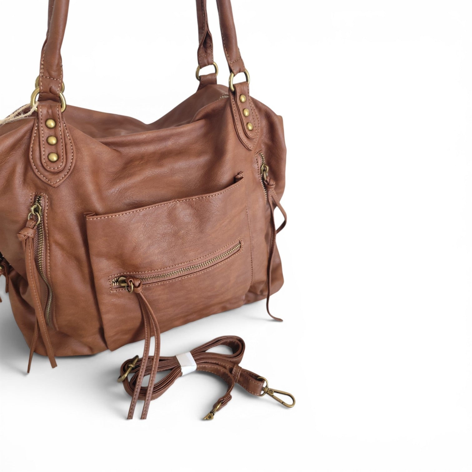 Sac cabas femme Matera camel 38 × 32 × 13 cm en cuir synthétique souple avec bandoulière amovible et multiples poches.