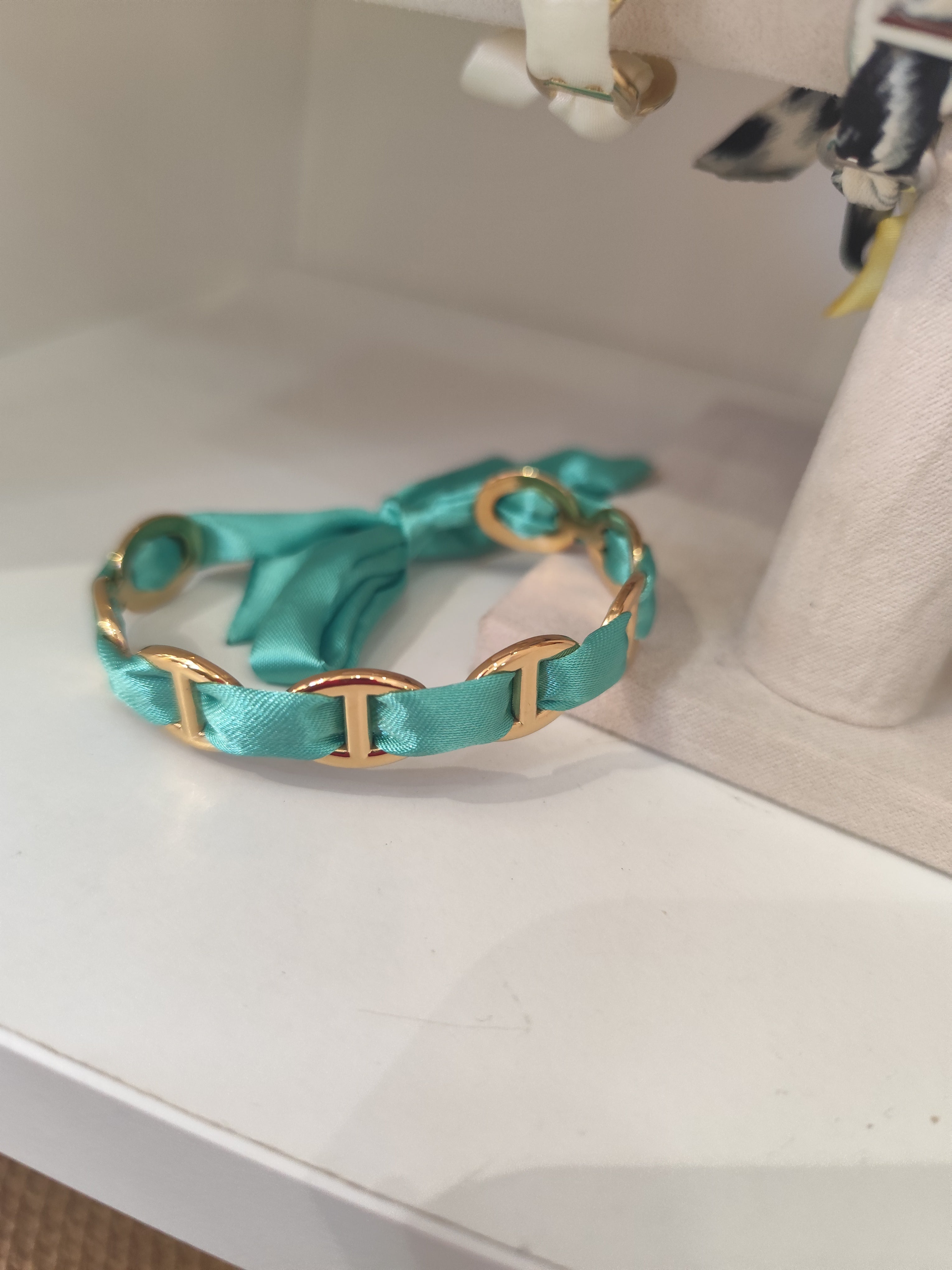 Bracelet Altea – Bracelet ruban satiné à maillons dorés ajustable