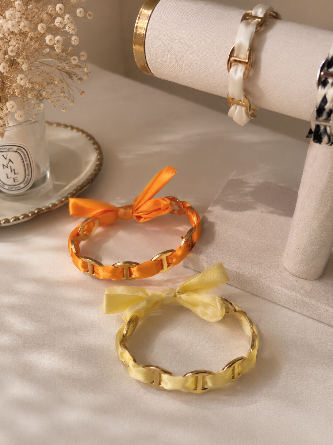 Bracelet Altea en ruban satiné coloré avec maillons dorés, bijou femme ajustable élégant et tendance.