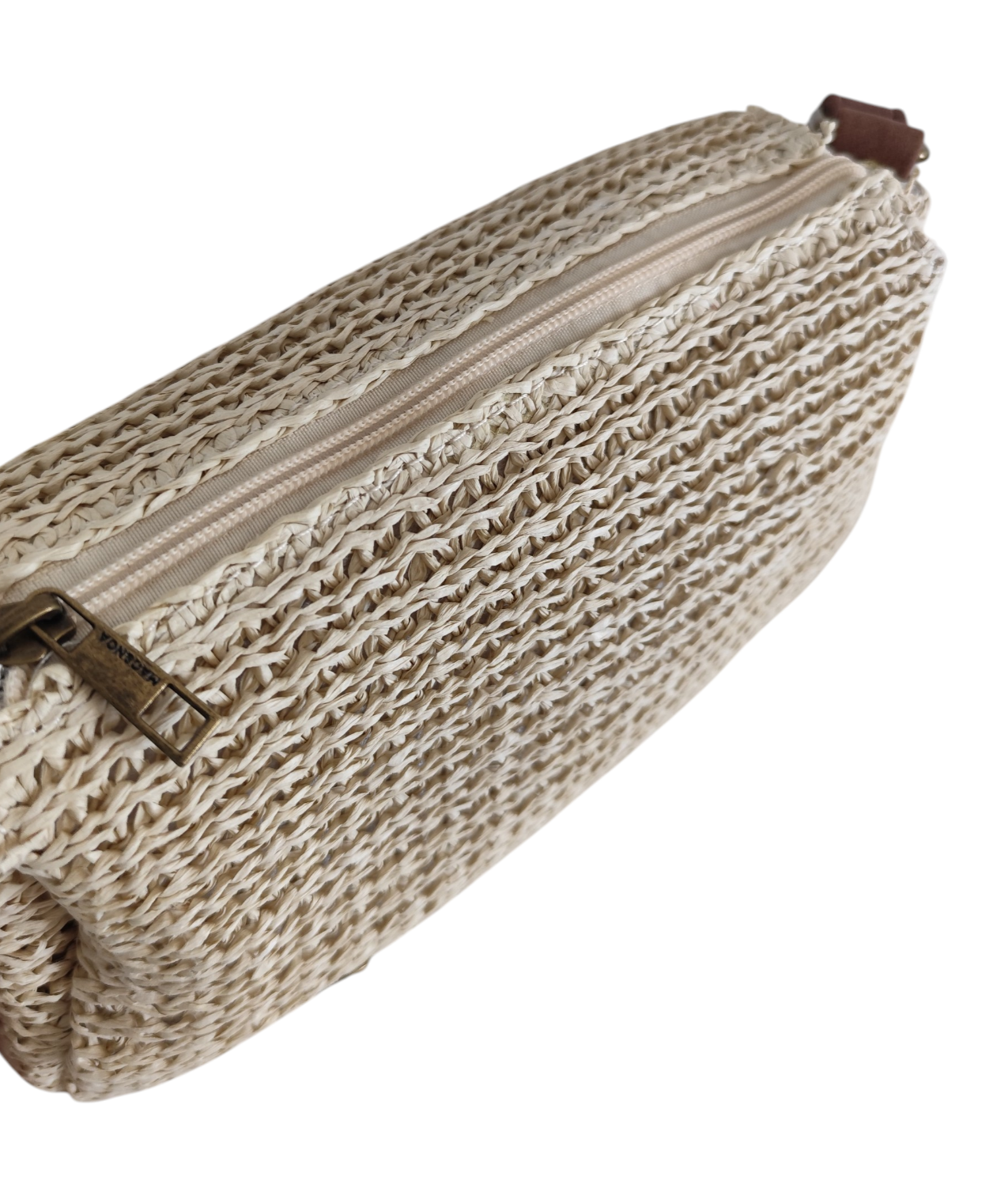 Sac Sorrente en raphia tressé beige avec bandoulière camel réglable.