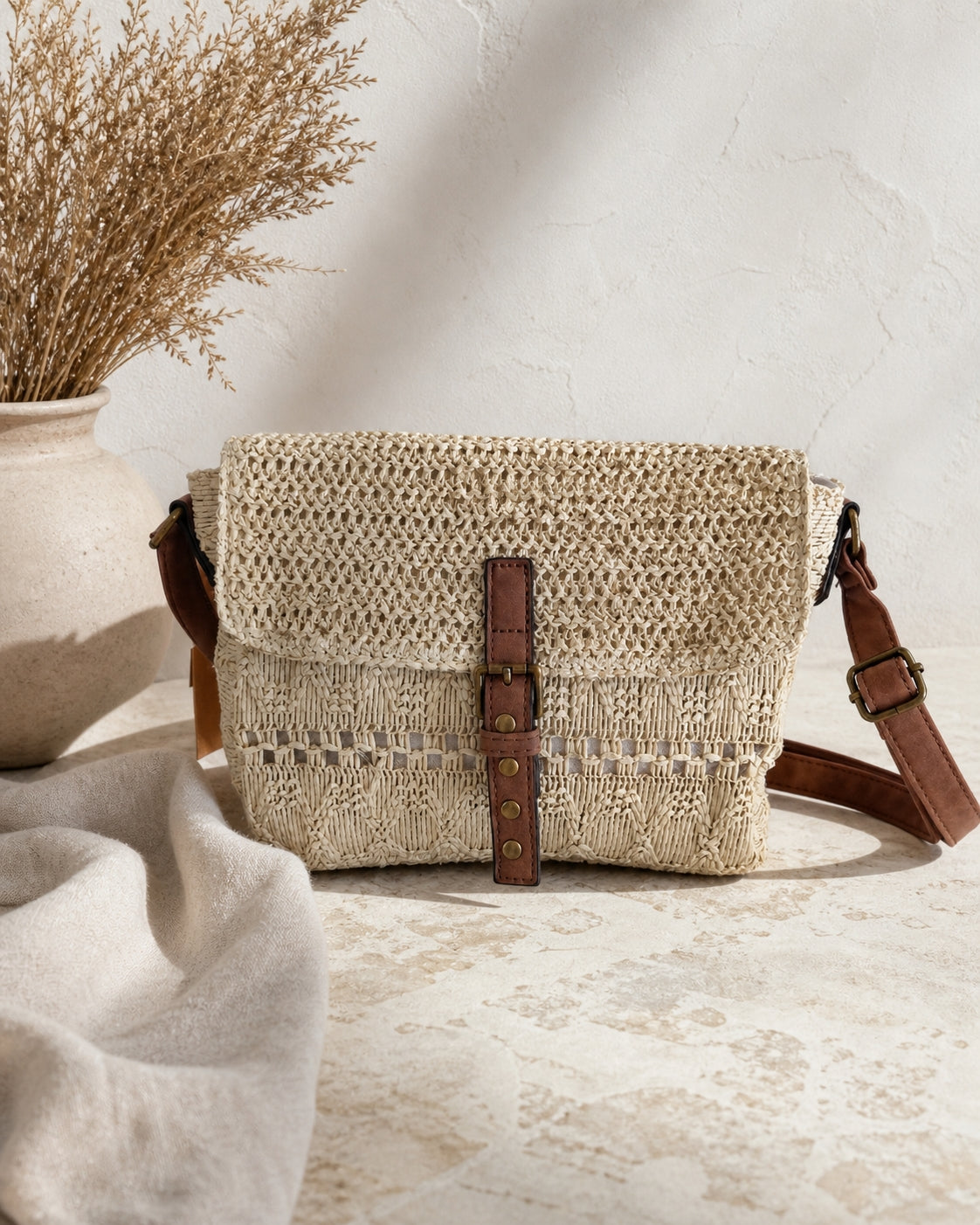 Sac bandoulière Minorque en raphia écru mise en scène méditerranéenne
