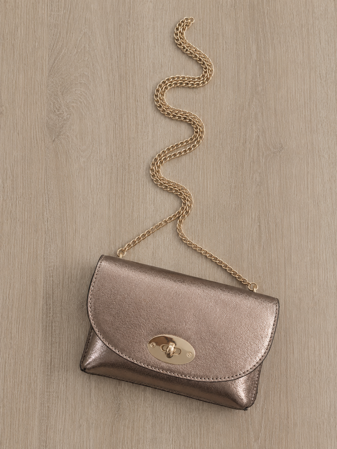 Sac bandoulière en cuir métallisé pour femme avec chaîne dorée, modèle Positano 18 × 11 cm, disponible en plusieurs coloris.