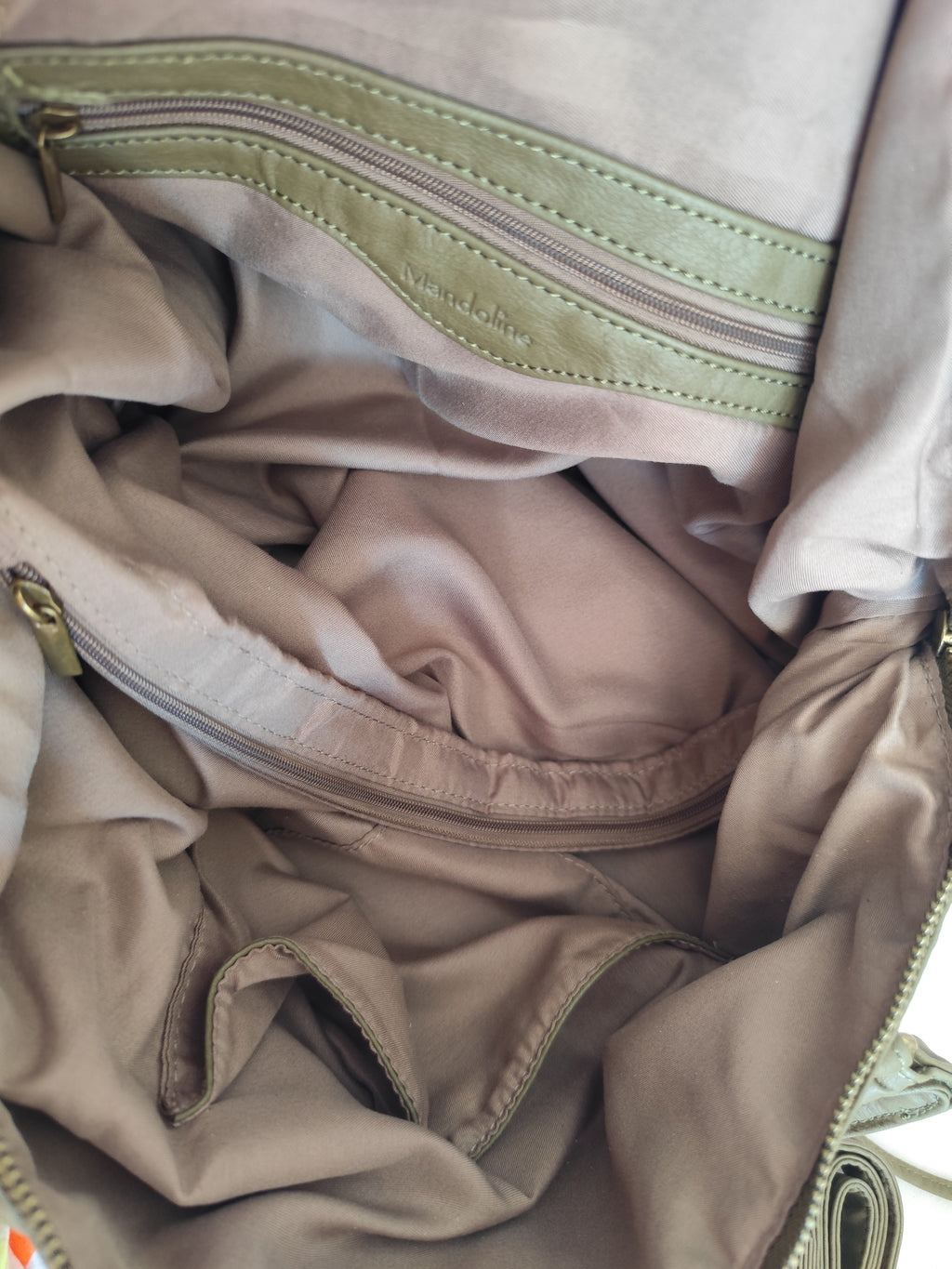 Sac cabas femme Matera kaki 38 × 32 × 13 cm en cuir synthétique souple avec bandoulière amovible et multiples poches.