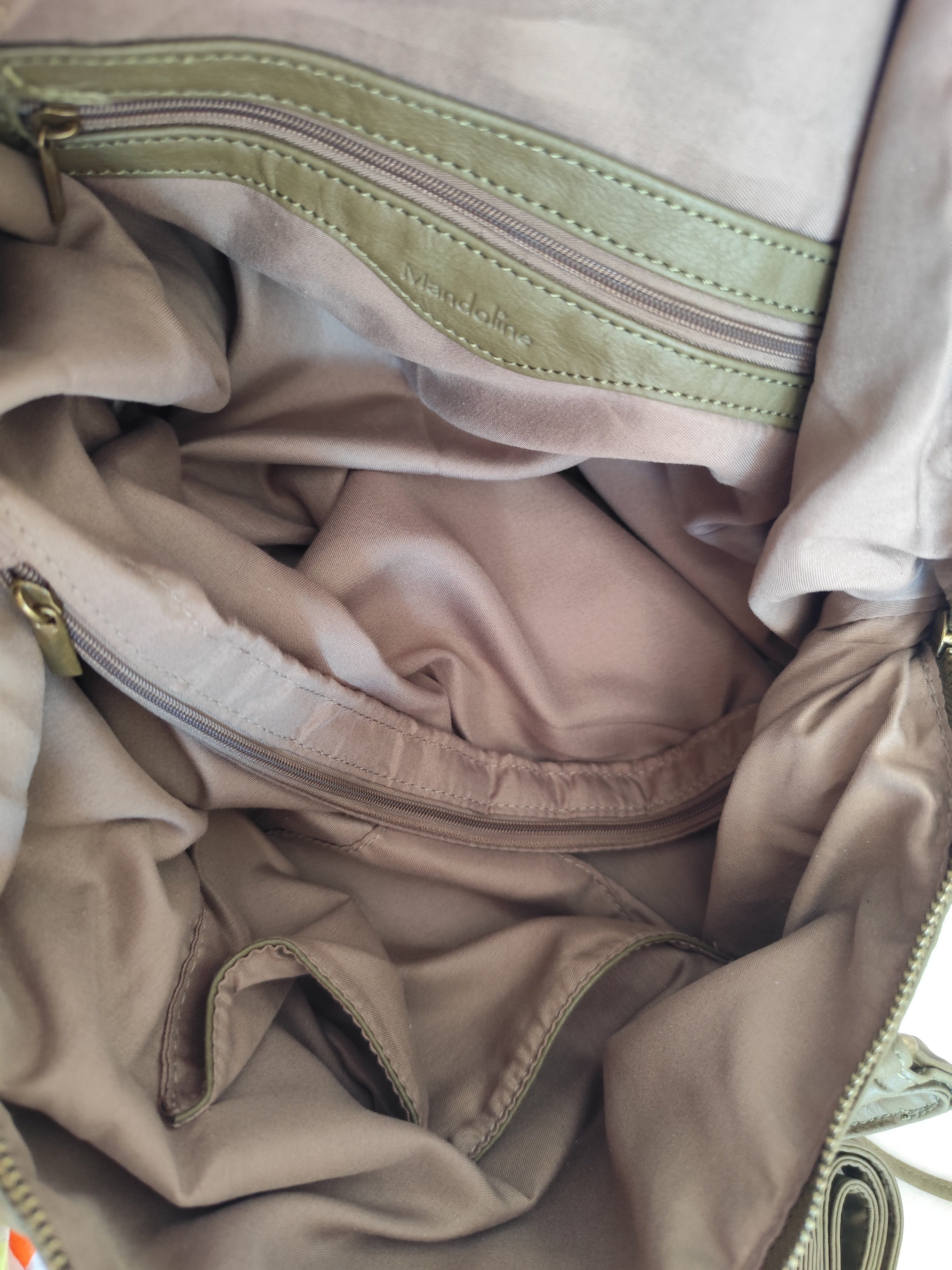 Sac cabas femme Matera kaki 38 × 32 × 13 cm en cuir synthétique souple avec bandoulière amovible et multiples poches.
