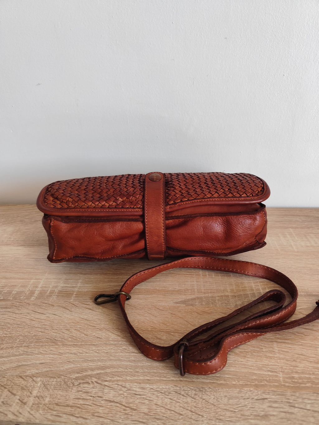 Sac bandoulière cuir tressé cognac Lecce – Sac femme en cuir vintage d'Italie 30 × 22 × 7 cm
