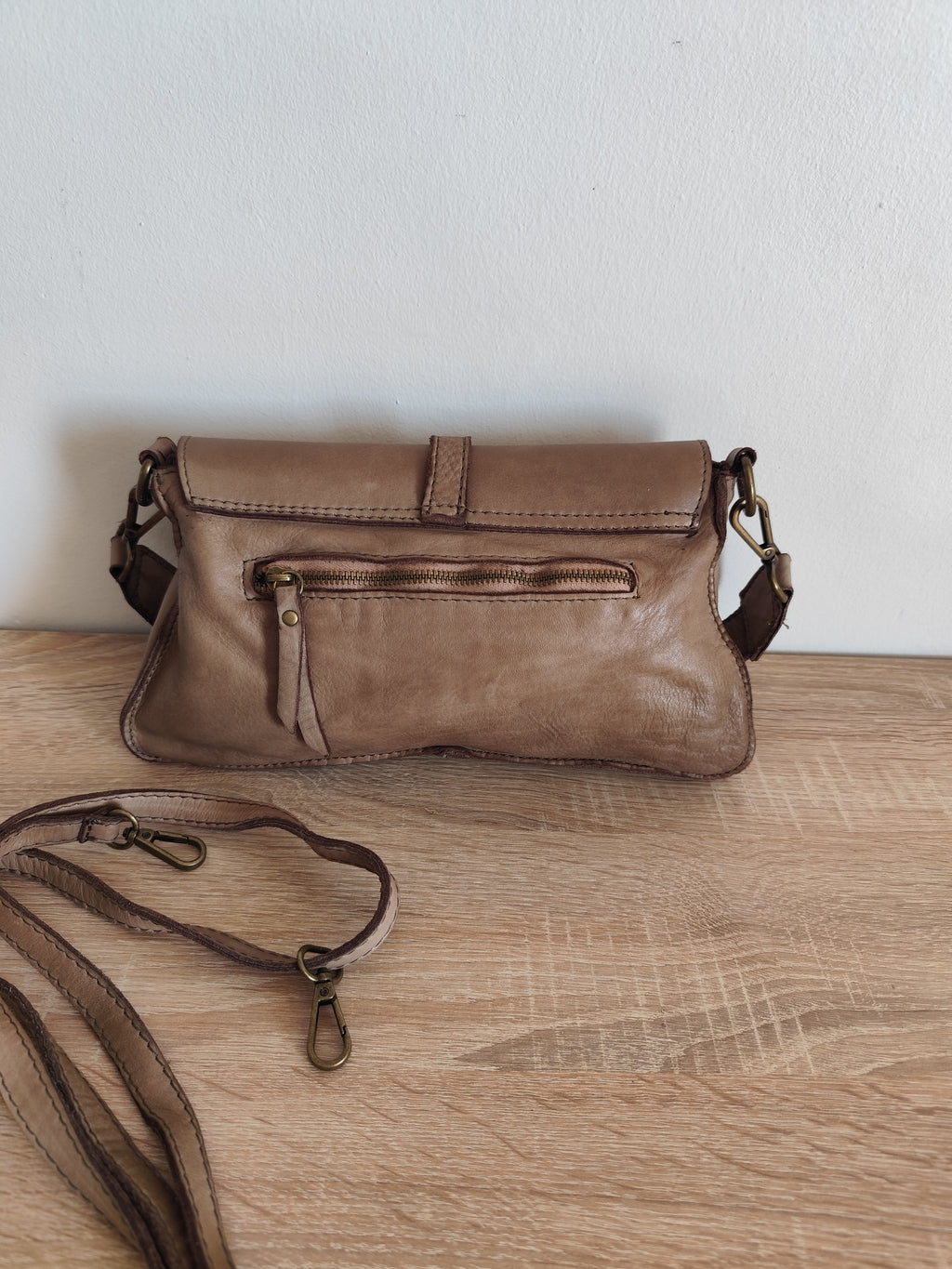 Sac en cuir vintage taupe Norea – Sac bandoulière femme en cuir italien