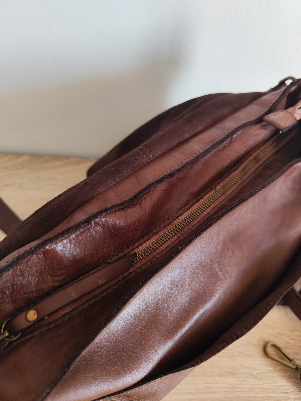 Sac besace cuir vintage marron Matera – Sac bandoulière femme en cuir véritable d'Italie 35 × 26 × 10 cm