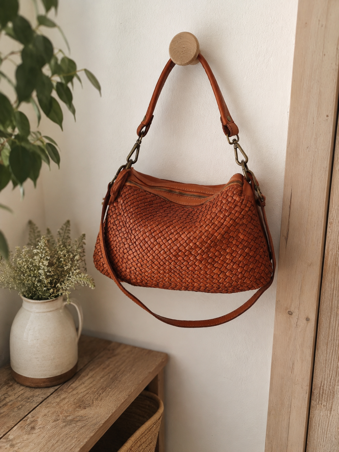 Sac en cuir tressé cognac Syracuse en cuir vintage d'Italie avec bandoulière réglable et double fermeture zippée.