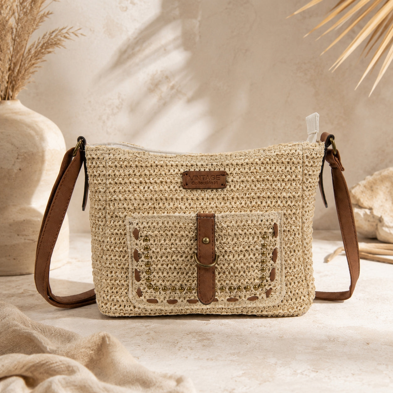 Sac bandoulière femme style raphia beige Ischia avec détails camel et clous dorés