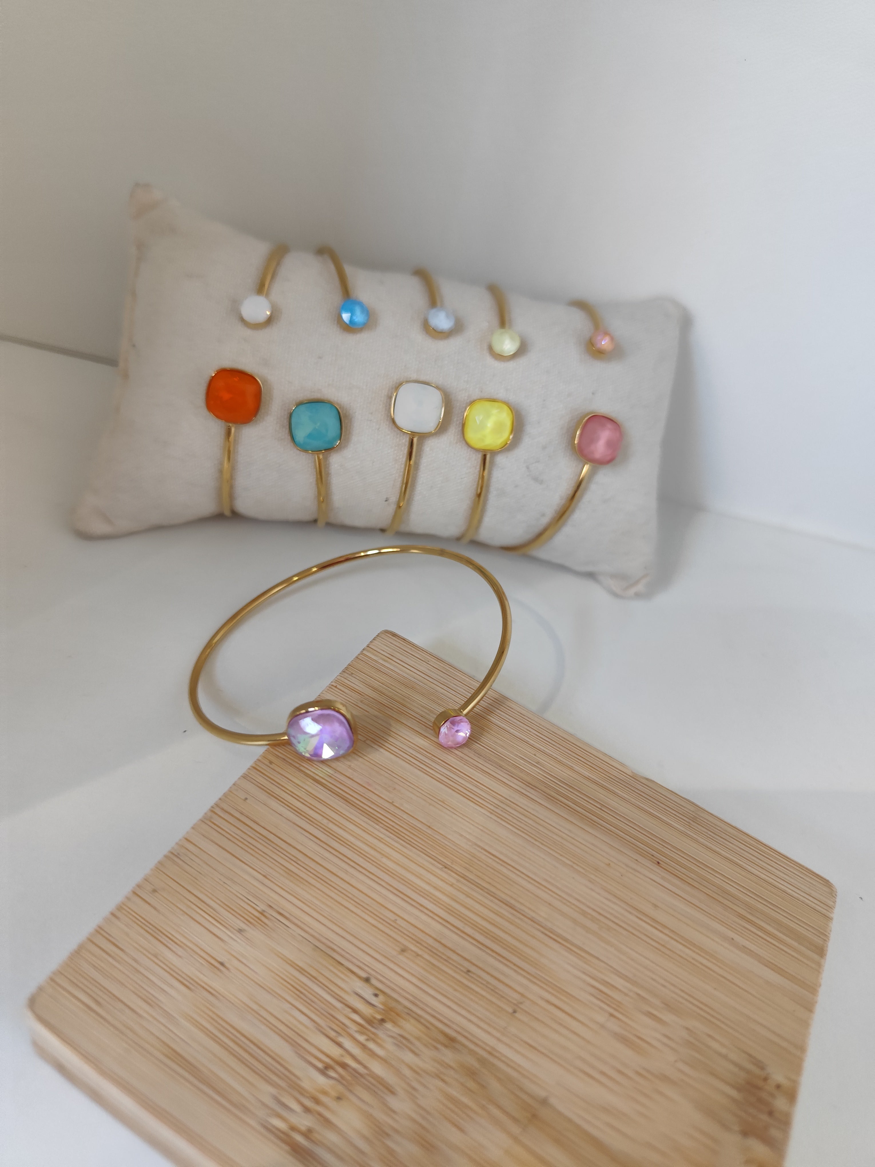 Bracelet jonc doré en acier inoxydable avec pierre carrée colorée ajustable pour femme.