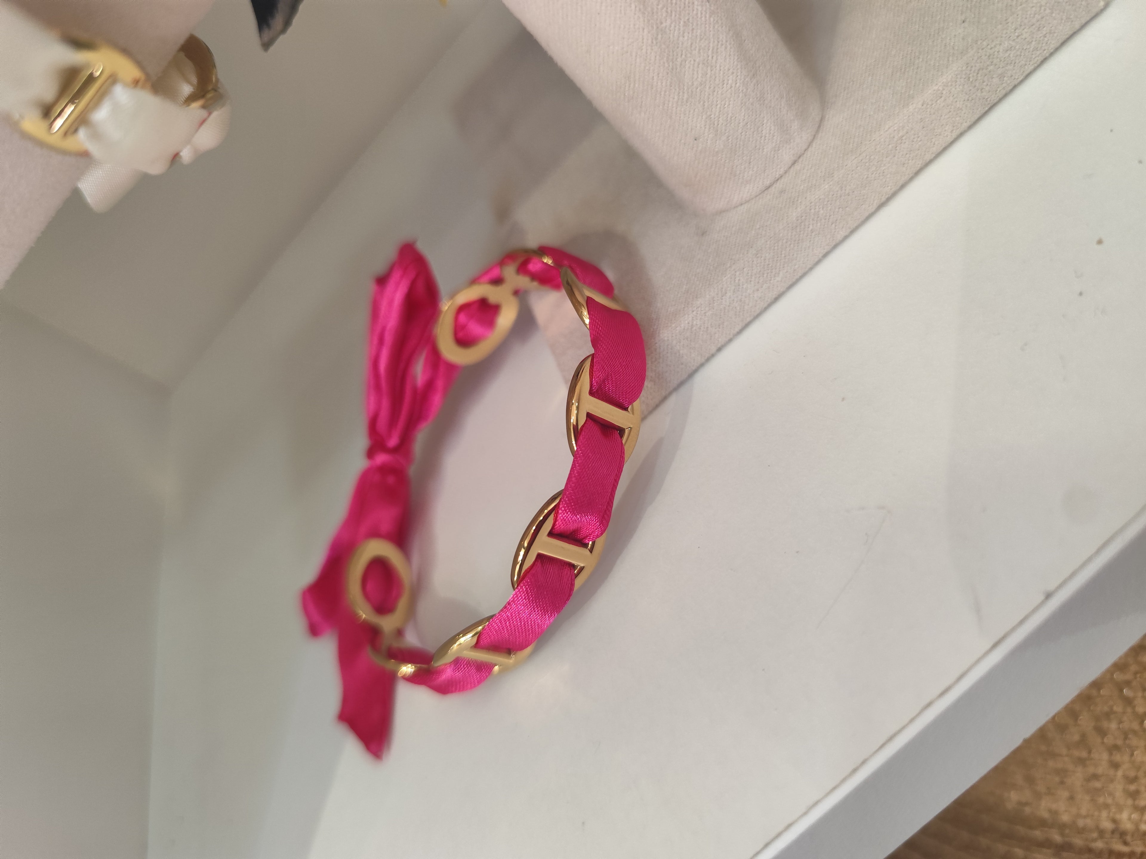 Bracelet Altea – Bracelet ruban satiné à maillons dorés ajustable