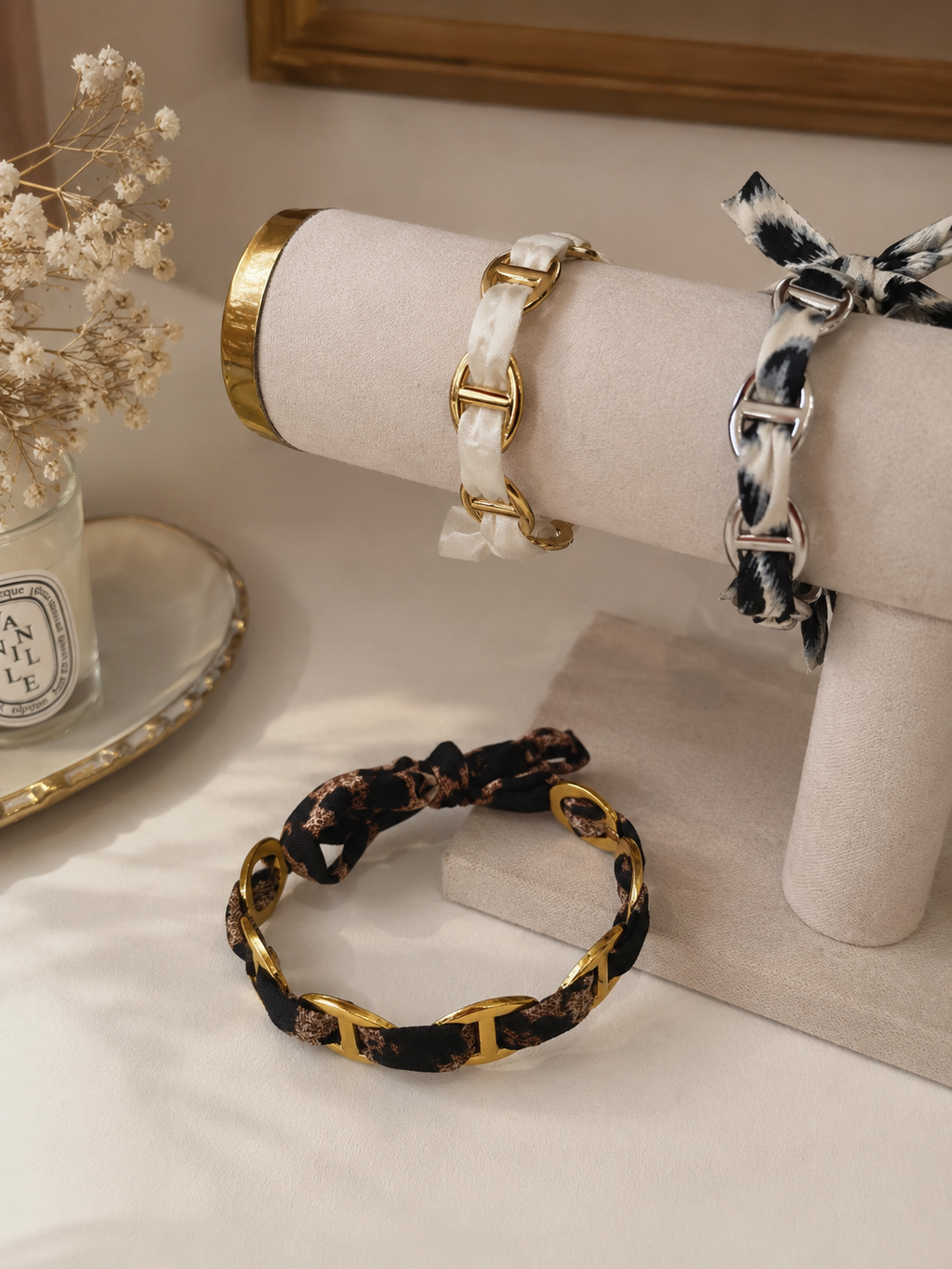 Bracelet Altea en ruban satiné coloré avec maillons dorés, bijou femme ajustable élégant et tendance.