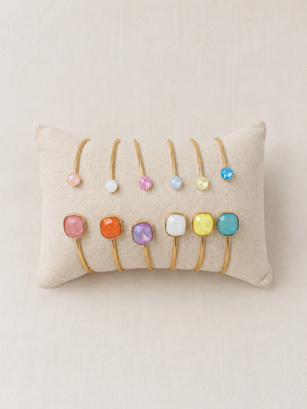 Bracelet jonc doré en acier inoxydable avec pierre carrée colorée ajustable pour femme.