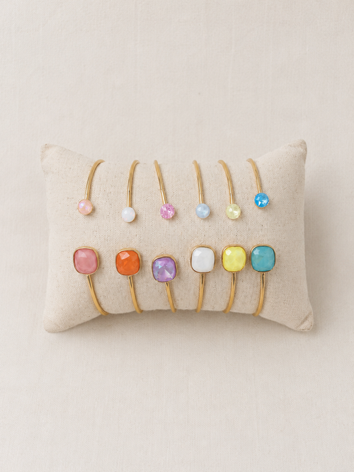 Bracelet jonc doré en acier inoxydable avec pierre carrée colorée ajustable pour femme.
