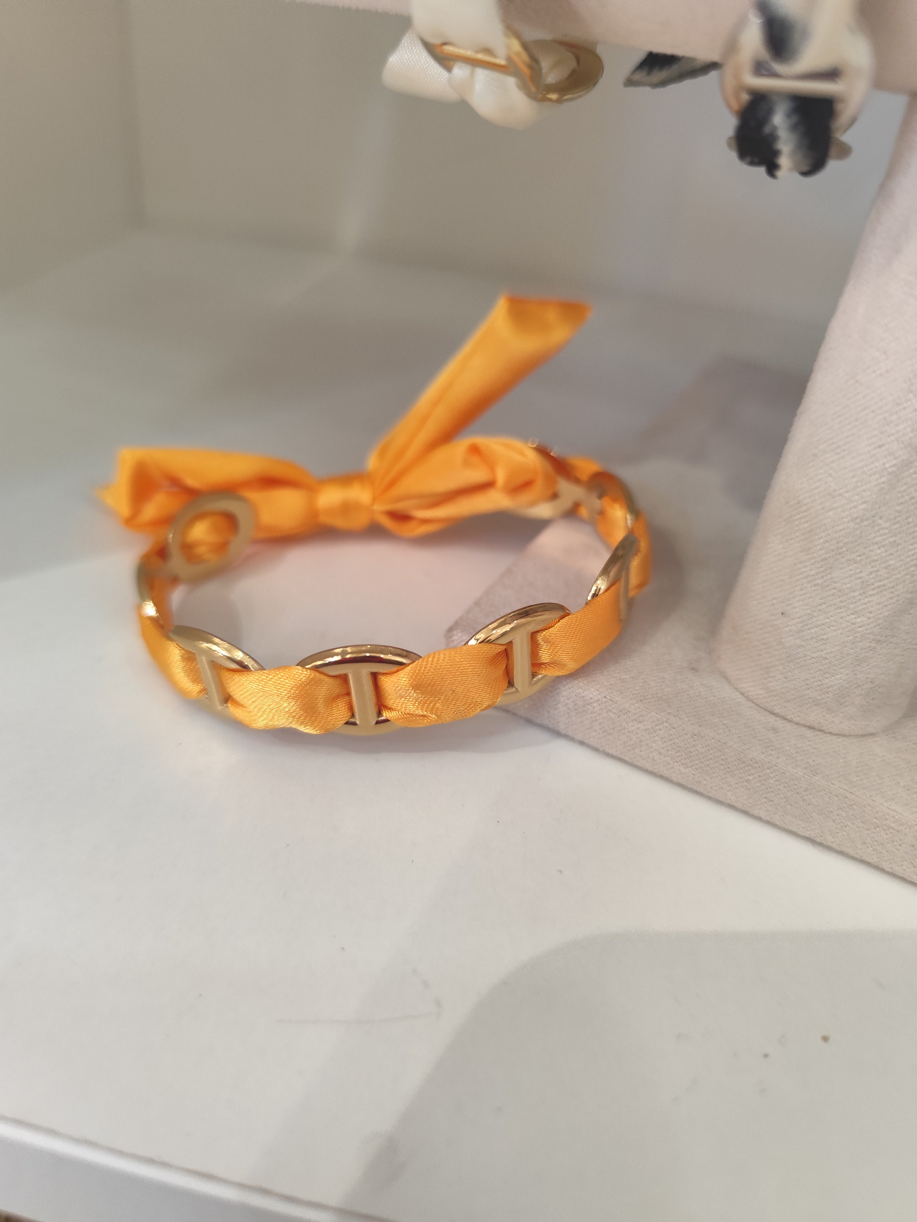 Bracelet Altea – Bracelet ruban satiné à maillons dorés ajustable