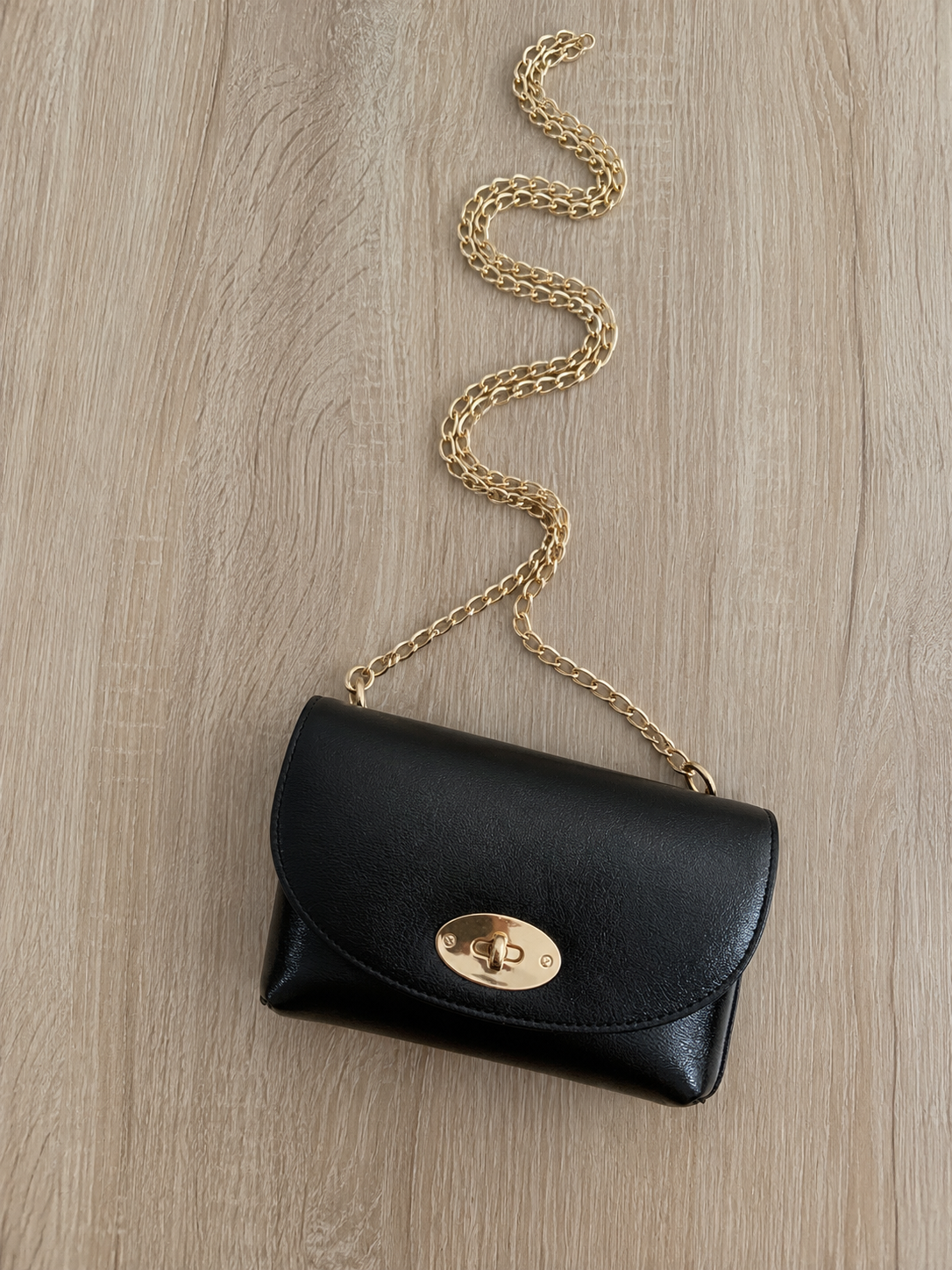 Sac bandoulière en cuir métallisé pour femme avec chaîne dorée, modèle Positano 18 × 11 cm, disponible en plusieurs coloris.