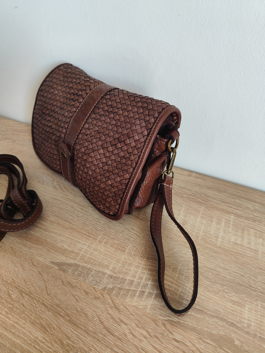Sac bandoulière femme Pise en cuir véritable italien vintage Verapelle marron avec rabat tressé, fabriqué en Italie, 25 × 18 × 5,5 cm.