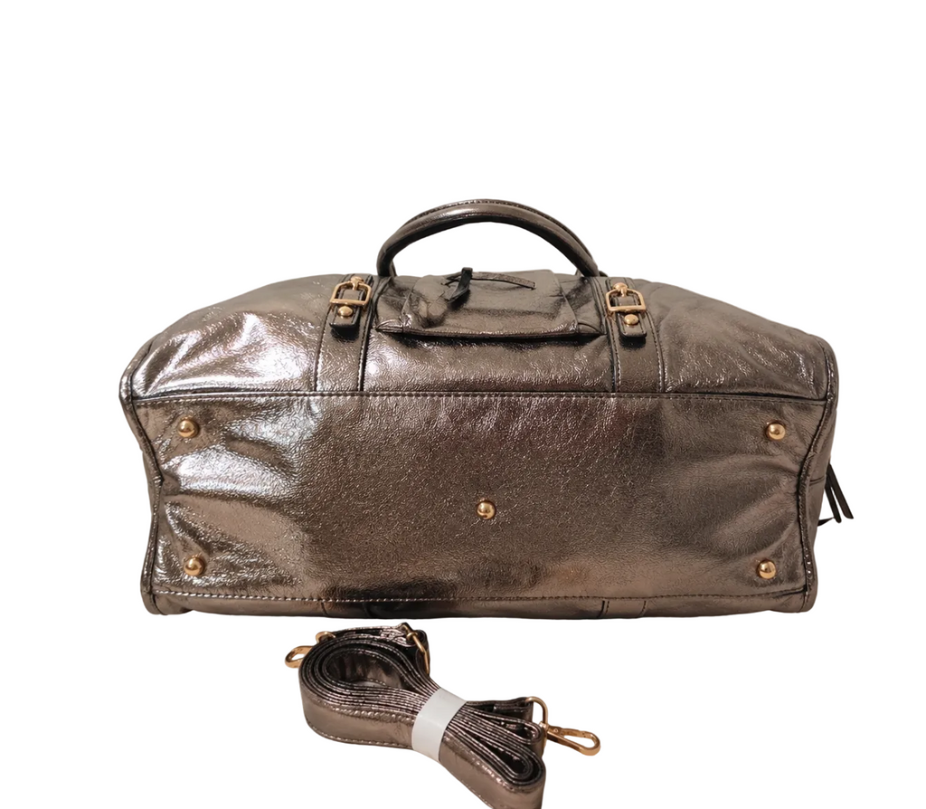 Sac de voyage en cuir métallisé doré avec finitions dorées, design structuré et bandoulière assortie