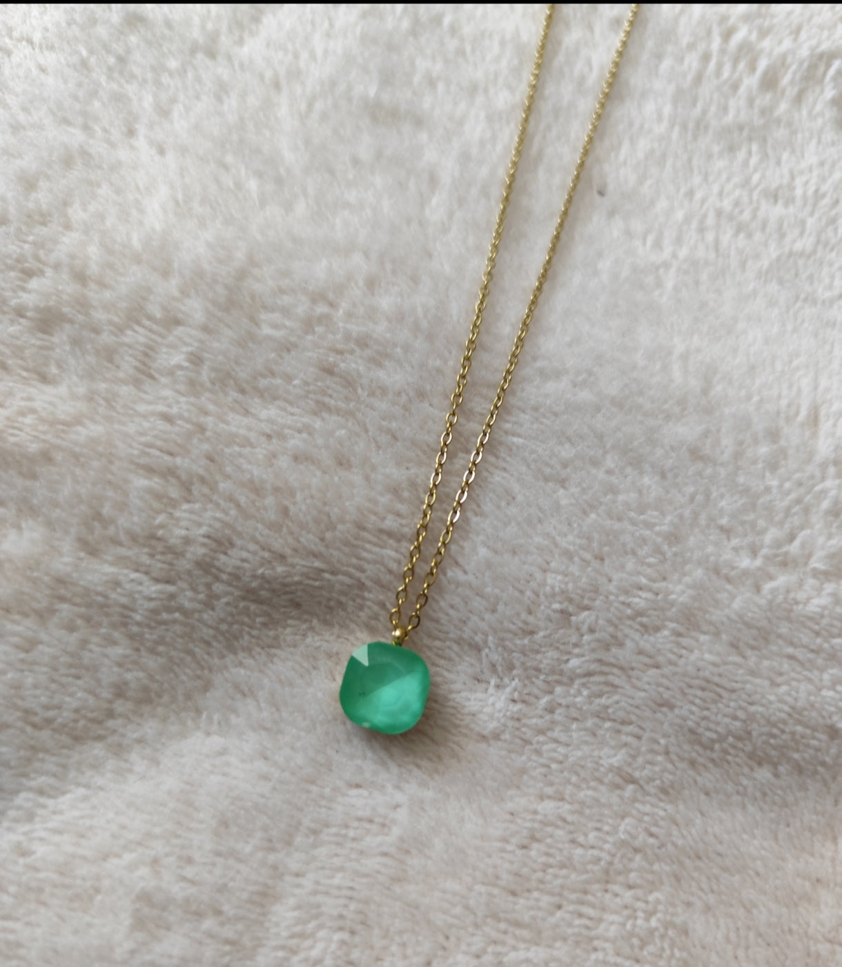 Collier Nerja en acier inoxydable doré avec pendentif en pierre vert verte facettée colorée disponible en plusieurs coloris.