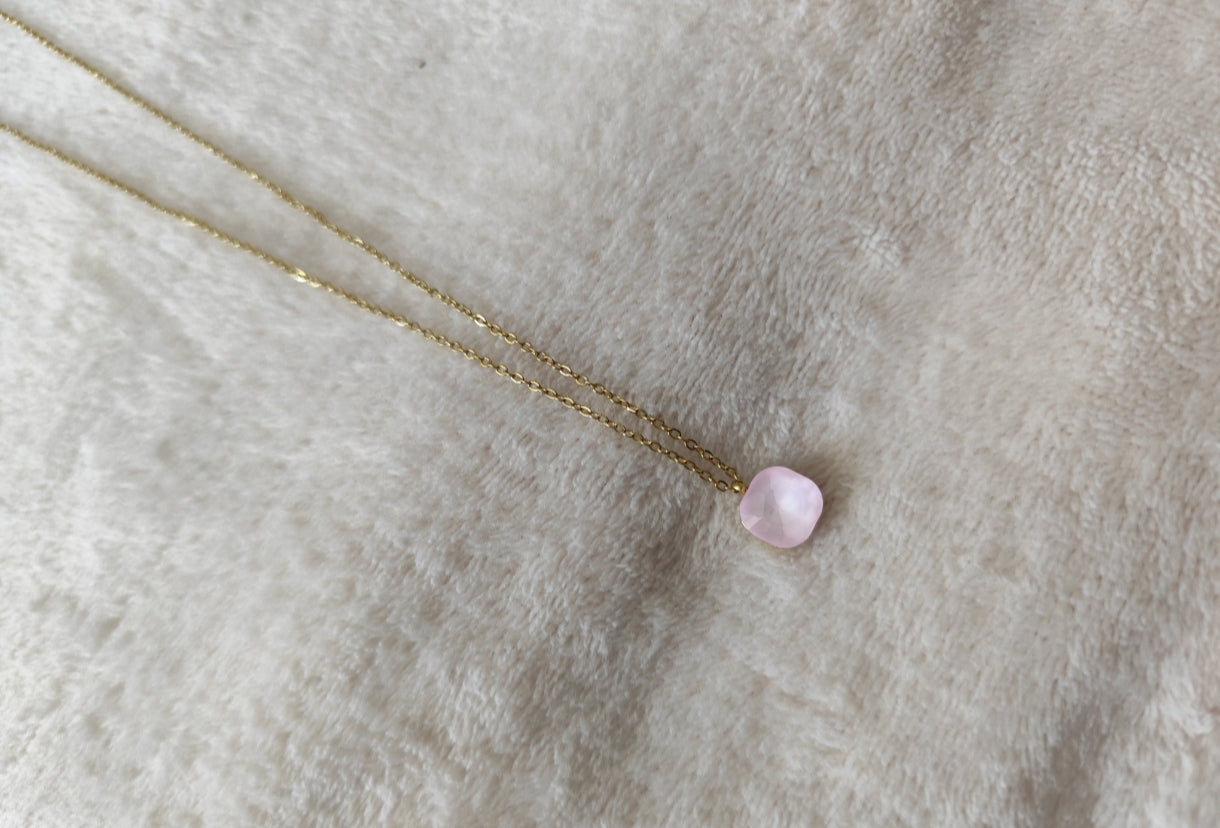 Collier Nerja en acier inoxydable doré avec pendentif en pierre facettée colorée rose disponible en plusieurs coloris.