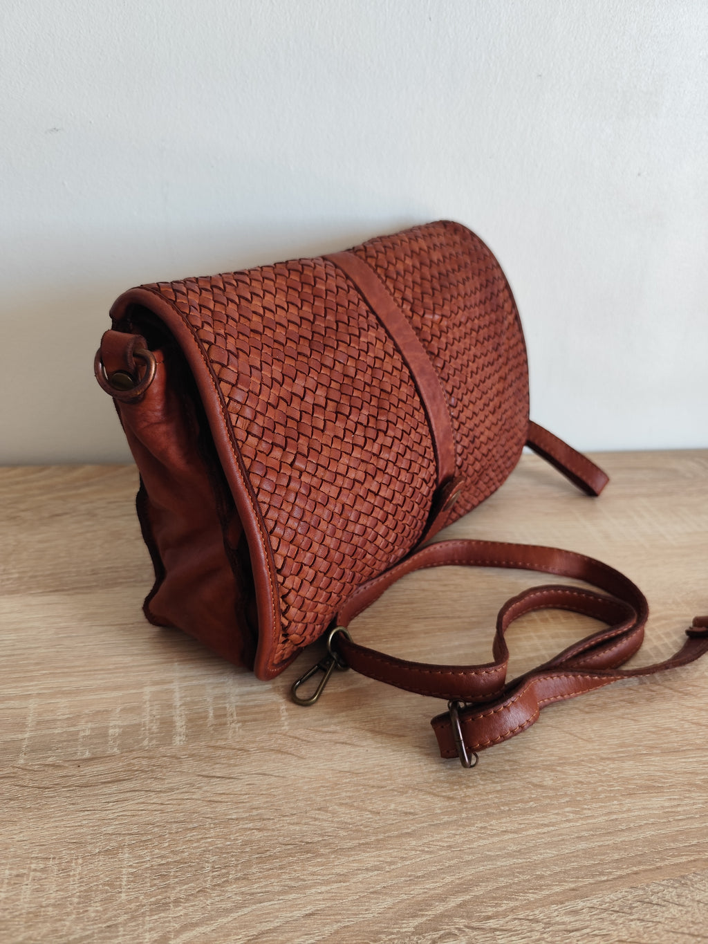 Sac bandoulière femme en cuir tressé cognac vintage d'Italie modèle Lecce 30 × 22 × 7 cm.