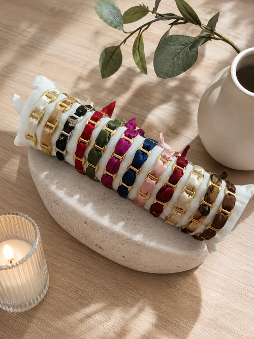 Bracelet Altea – Bracelet ruban satiné à maillons dorés ajustable – vue produit 1