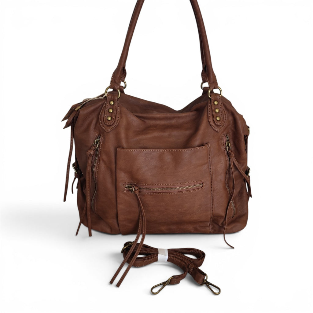 Sac cabas femme Matera camel 38 × 32 × 13 cm en cuir synthétique souple avec bandoulière amovible et multiples poches.