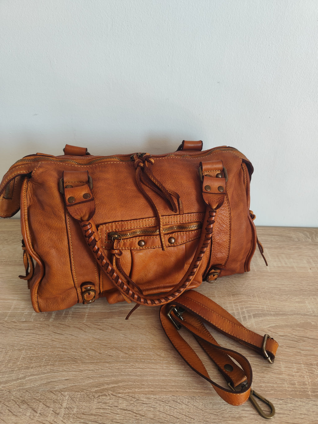 Sac à main femme en cuir véritable vintage camel avec bandoulière amovible et poche zippée avant.