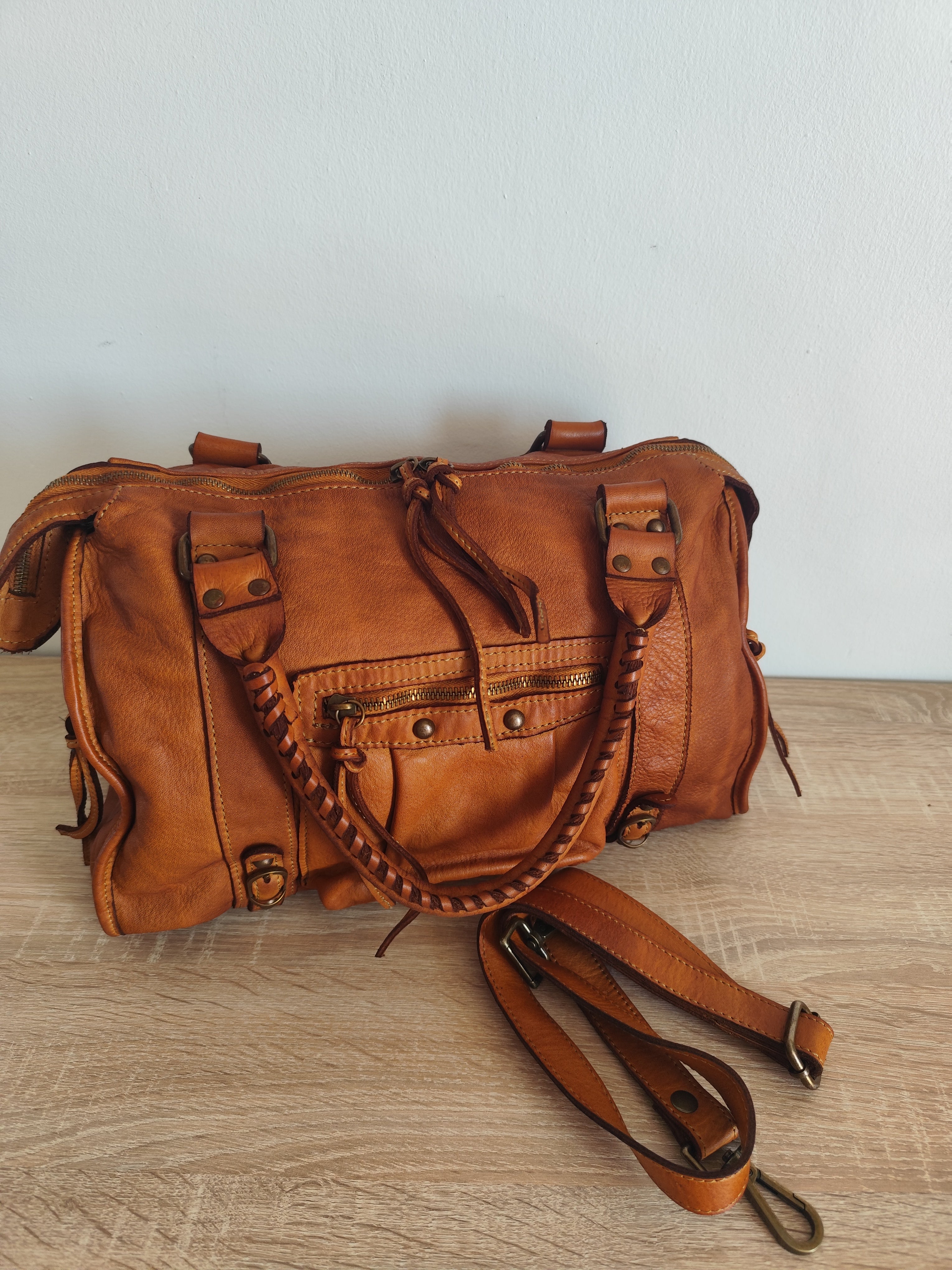 Sac à main femme en cuir véritable vintage camel avec bandoulière amovible et poche zippée avant.